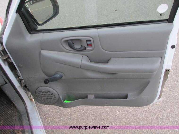 image for item F4008 2001 Chevrolet S10 Extended Cab pickup truck