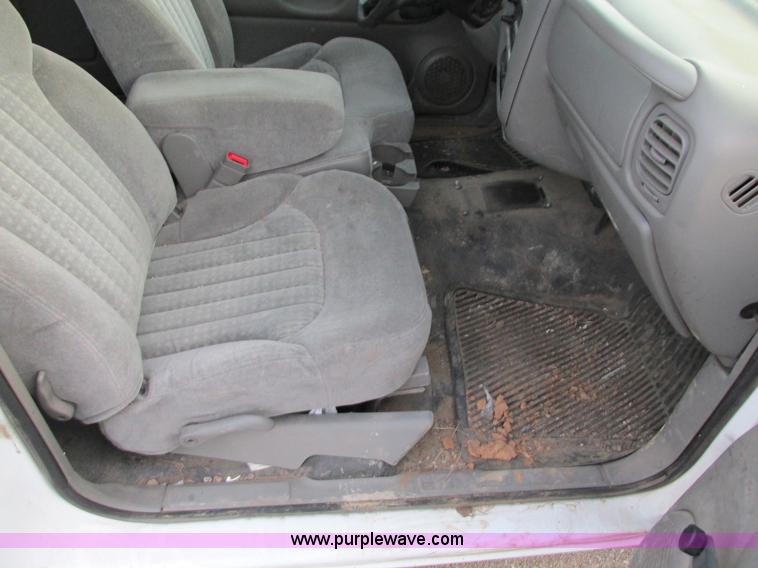 image for item F4008 2001 Chevrolet S10 Extended Cab pickup truck