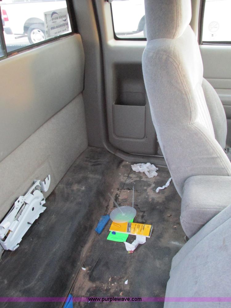 image for item F4008 2001 Chevrolet S10 Extended Cab pickup truck