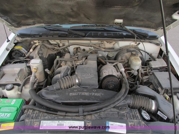 image for item F4008 2001 Chevrolet S10 Extended Cab pickup truck