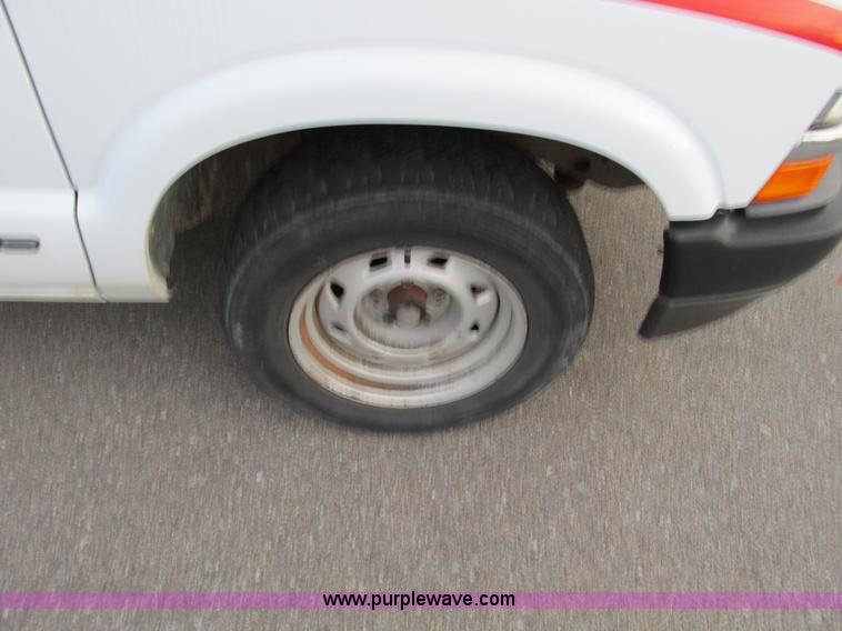 image for item F4008 2001 Chevrolet S10 Extended Cab pickup truck