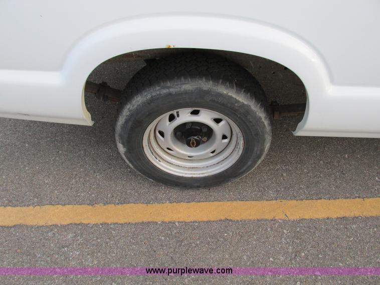 image for item F4008 2001 Chevrolet S10 Extended Cab pickup truck