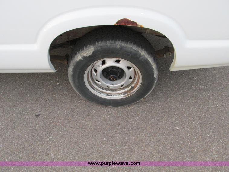 image for item F4008 2001 Chevrolet S10 Extended Cab pickup truck