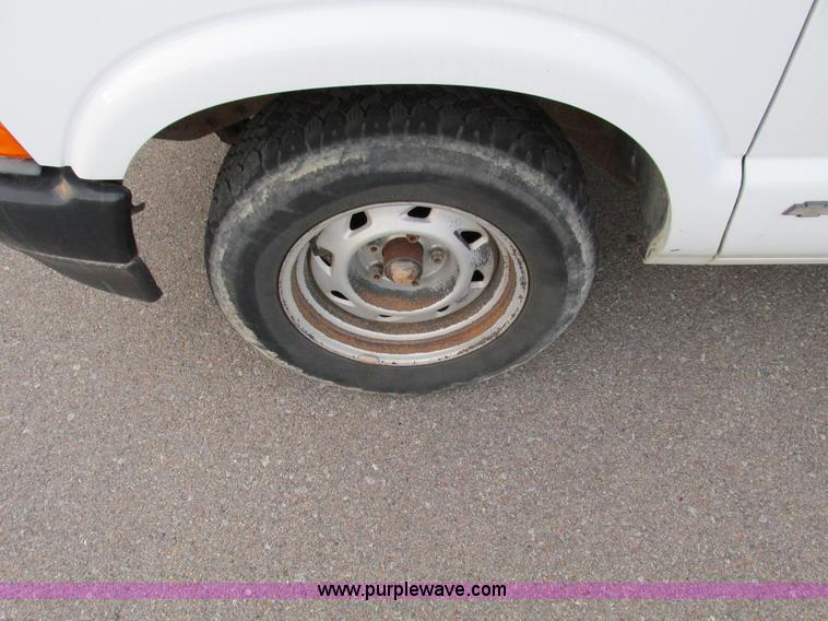 image for item F4008 2001 Chevrolet S10 Extended Cab pickup truck
