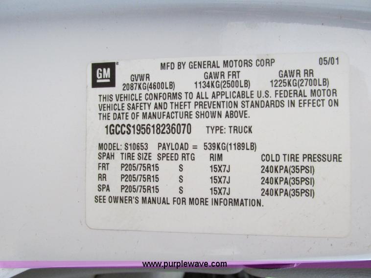 image for item F4008 2001 Chevrolet S10 Extended Cab pickup truck