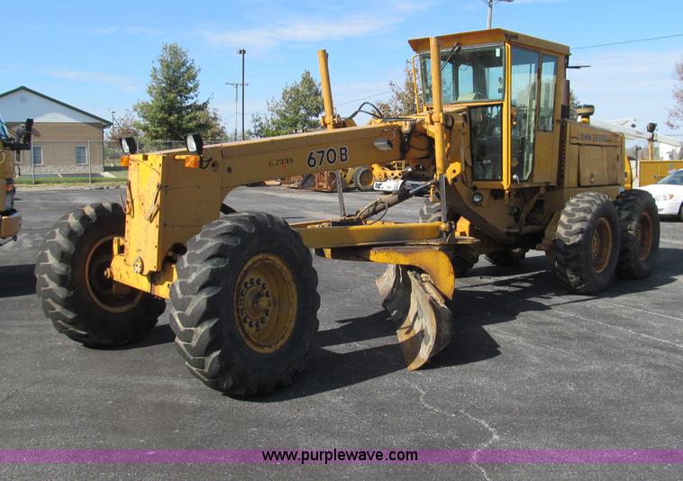 image for item F4652 1989 John Deere 670B motor grader