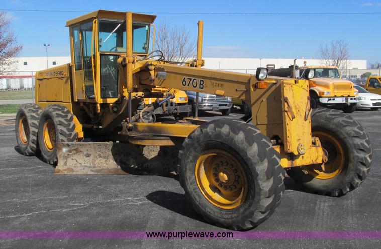 image for item F4652 1989 John Deere 670B motor grader
