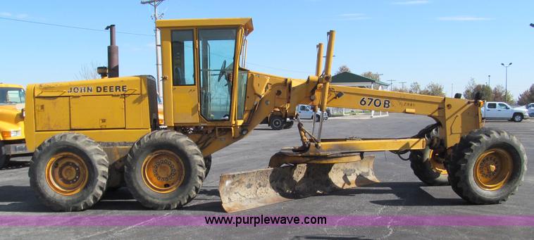 image for item F4652 1989 John Deere 670B motor grader