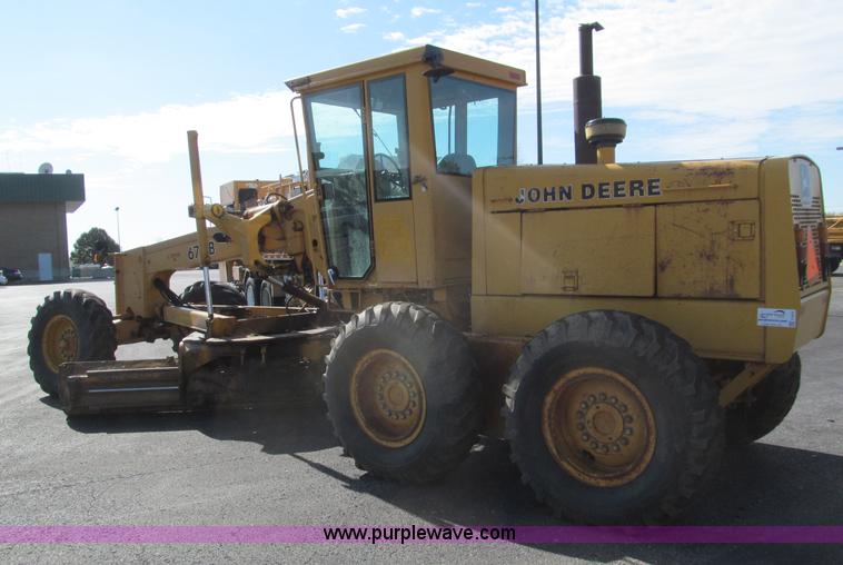 image for item F4652 1989 John Deere 670B motor grader
