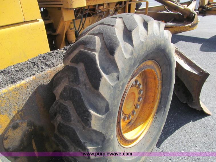 image for item F4652 1989 John Deere 670B motor grader