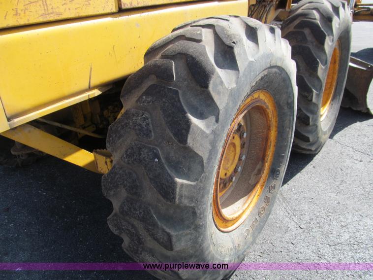 image for item F4652 1989 John Deere 670B motor grader