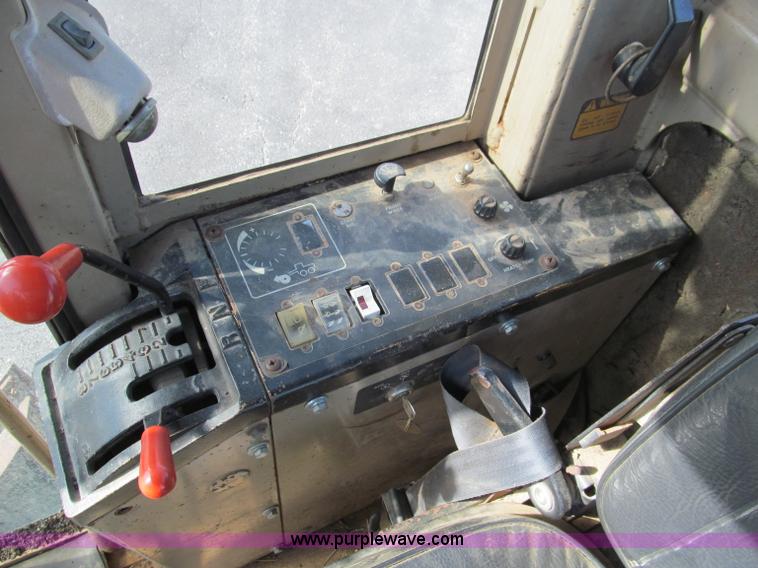 image for item F4652 1989 John Deere 670B motor grader