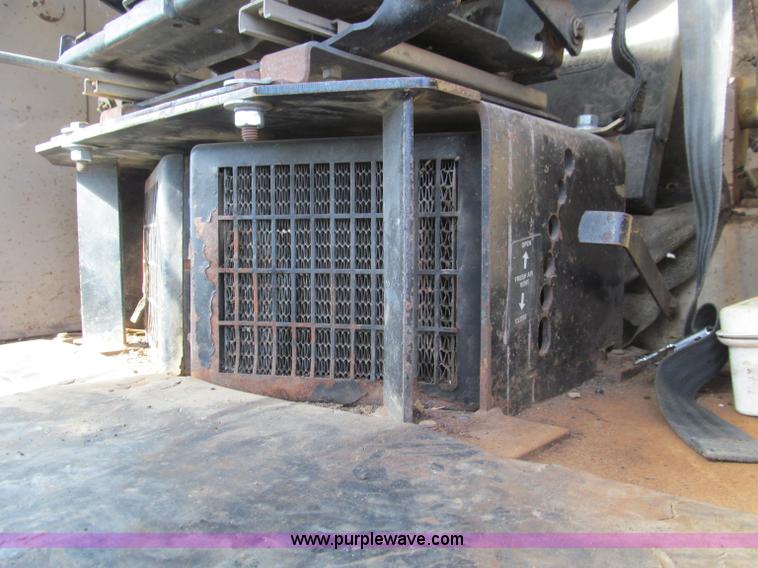 image for item F4652 1989 John Deere 670B motor grader