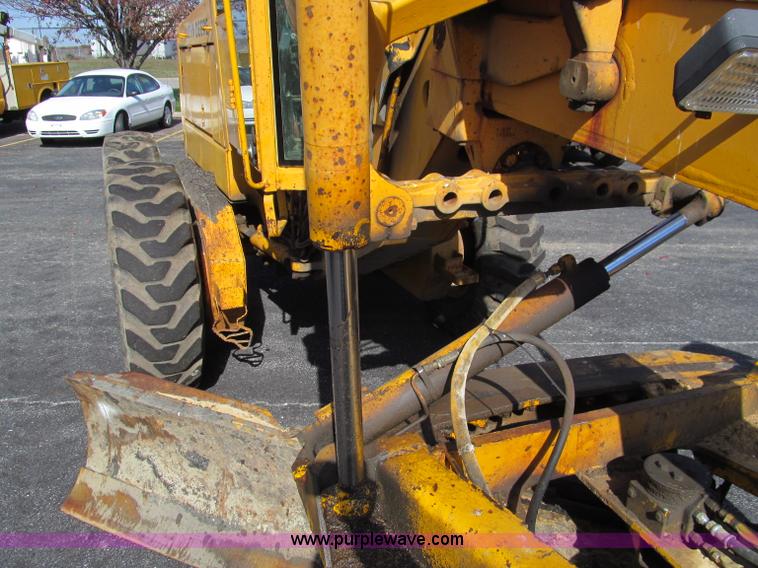 image for item F4652 1989 John Deere 670B motor grader