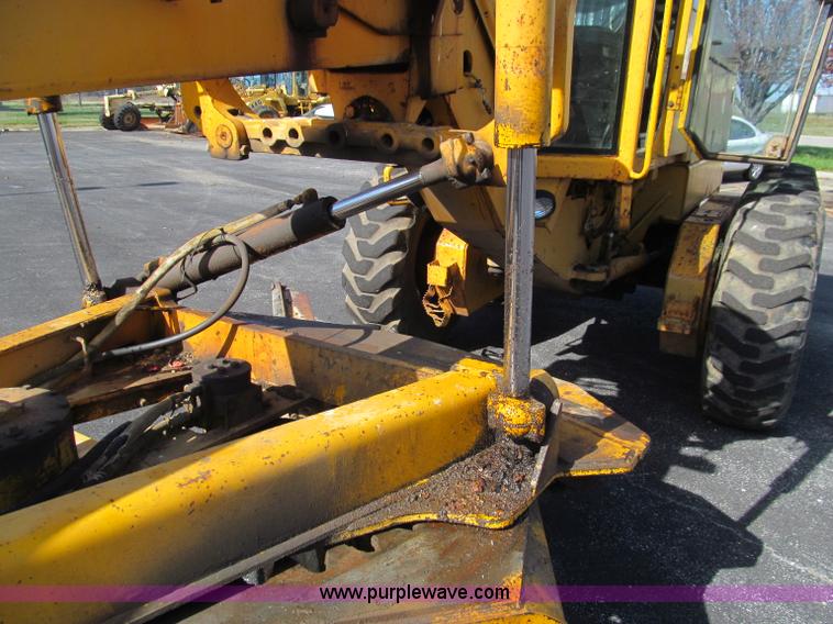 image for item F4652 1989 John Deere 670B motor grader