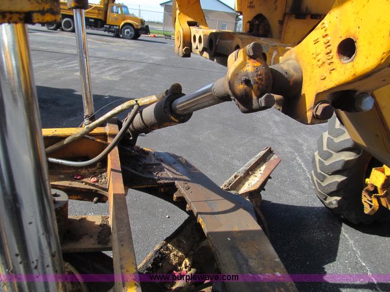 image for item F4652 1989 John Deere 670B motor grader