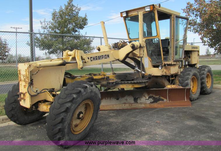 image for item F4654 1985 Champion 720 motor grader