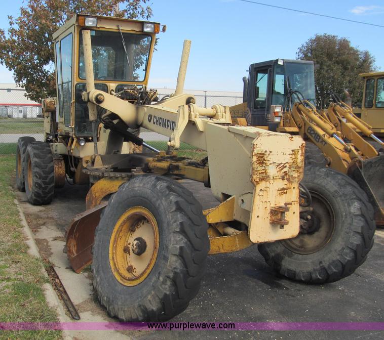 image for item F4654 1985 Champion 720 motor grader