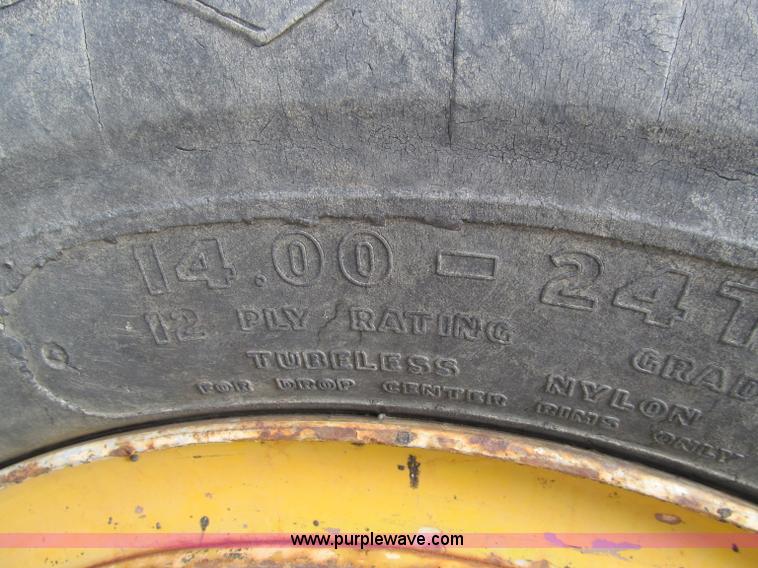 image for item F4654 1985 Champion 720 motor grader