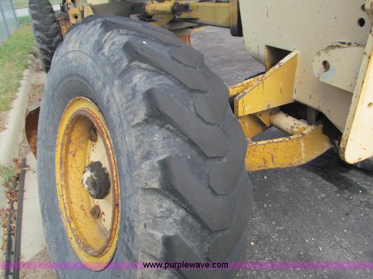 image for item F4654 1985 Champion 720 motor grader