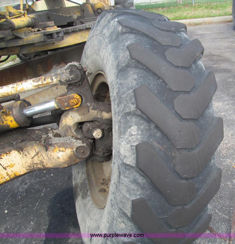 image for item F4654 1985 Champion 720 motor grader