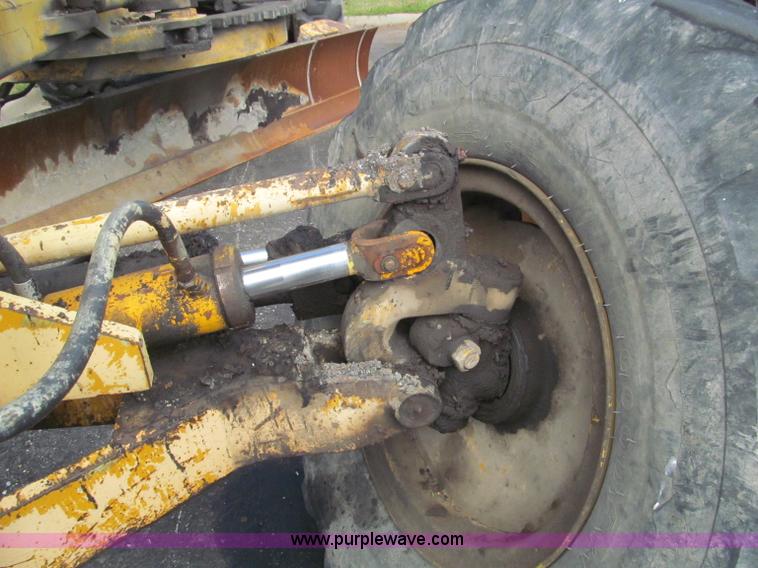 image for item F4654 1985 Champion 720 motor grader