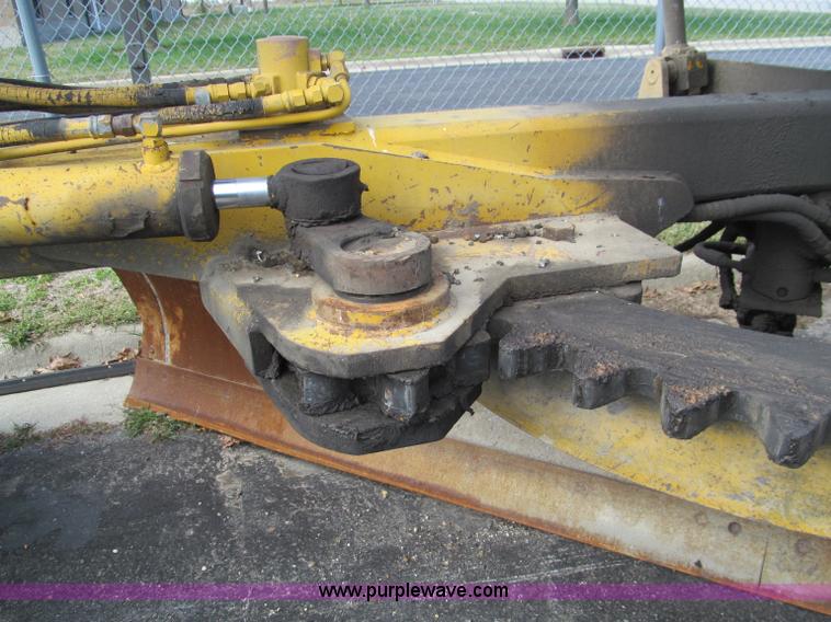 image for item F4654 1985 Champion 720 motor grader