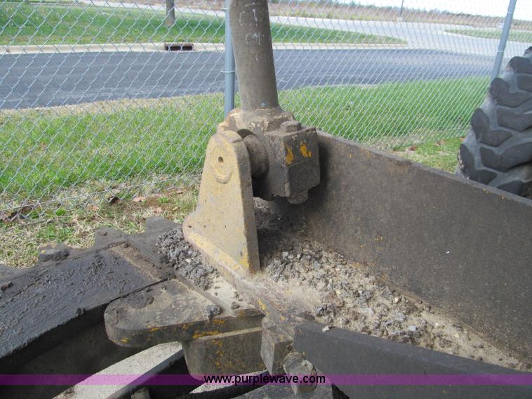 image for item F4654 1985 Champion 720 motor grader