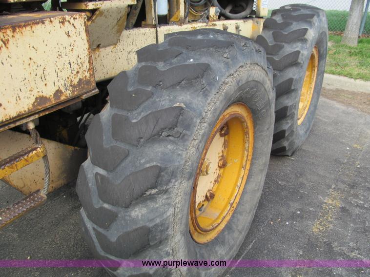 image for item F4654 1985 Champion 720 motor grader