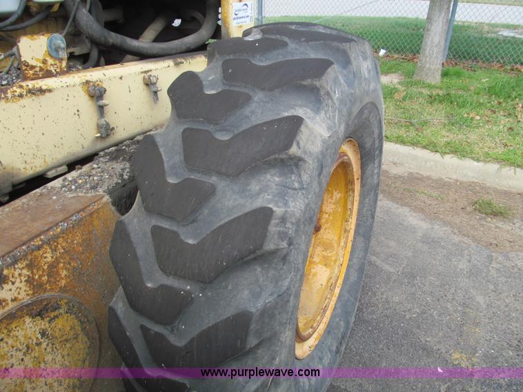 image for item F4654 1985 Champion 720 motor grader