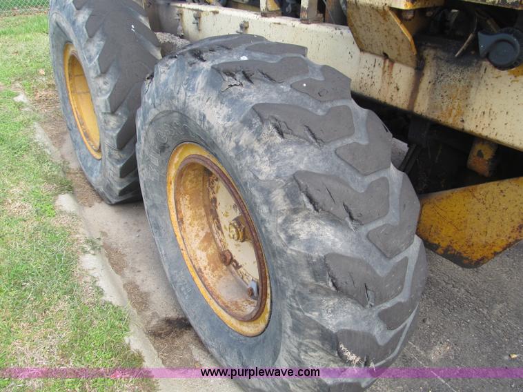 image for item F4654 1985 Champion 720 motor grader