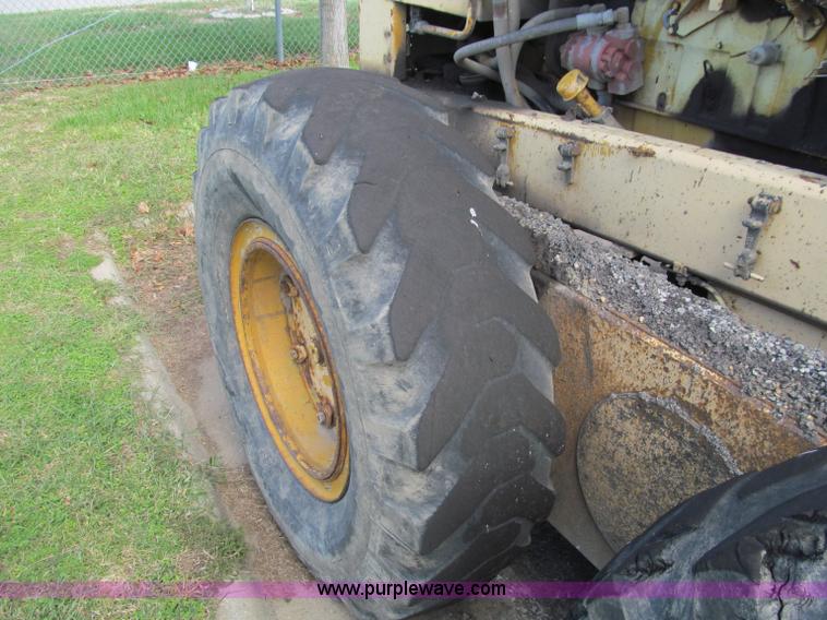 image for item F4654 1985 Champion 720 motor grader