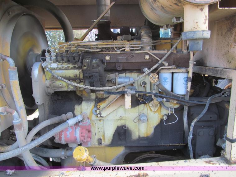 image for item F4654 1985 Champion 720 motor grader