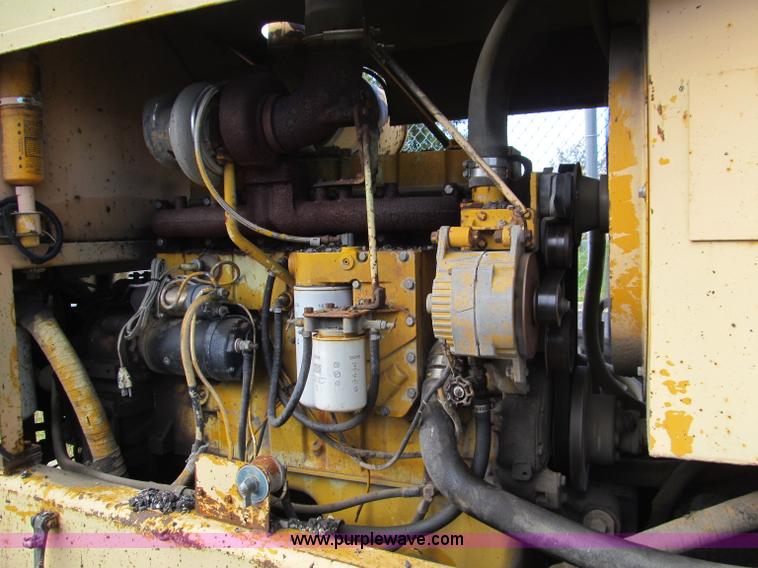 image for item F4654 1985 Champion 720 motor grader