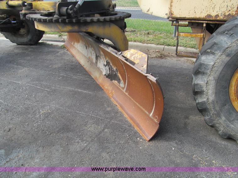 image for item F4654 1985 Champion 720 motor grader