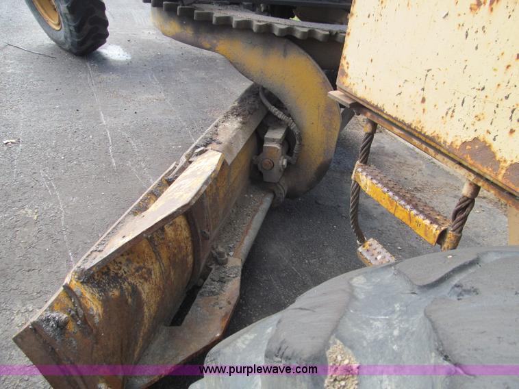 image for item F4654 1985 Champion 720 motor grader