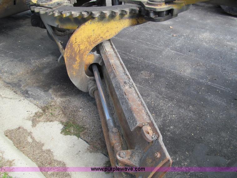 image for item F4654 1985 Champion 720 motor grader