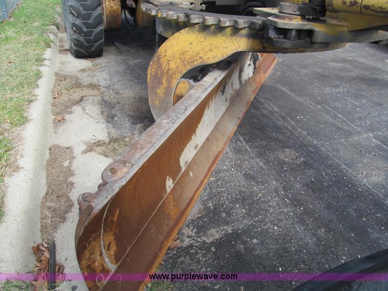 image for item F4654 1985 Champion 720 motor grader