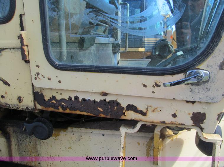 image for item F4654 1985 Champion 720 motor grader