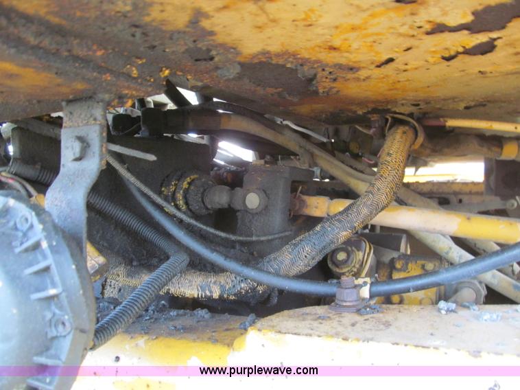 image for item F4654 1985 Champion 720 motor grader