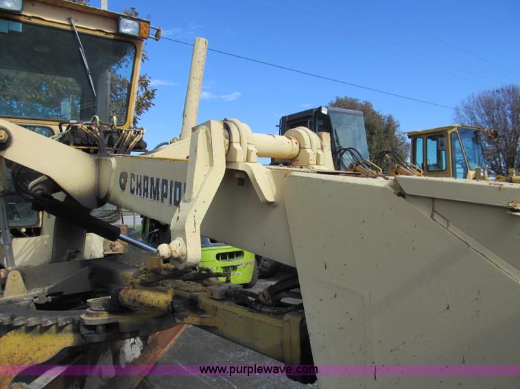 image for item F4654 1985 Champion 720 motor grader