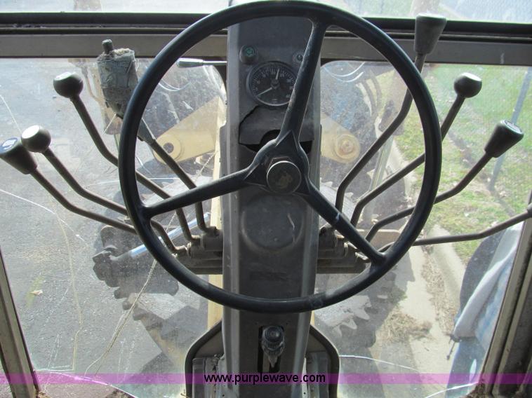 image for item F4654 1985 Champion 720 motor grader