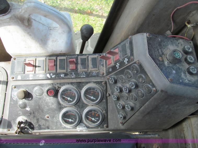 image for item F4654 1985 Champion 720 motor grader