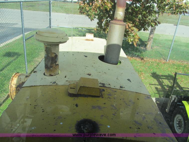 image for item F4654 1985 Champion 720 motor grader