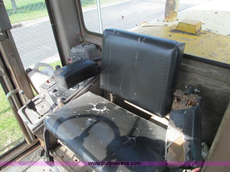 image for item F4654 1985 Champion 720 motor grader