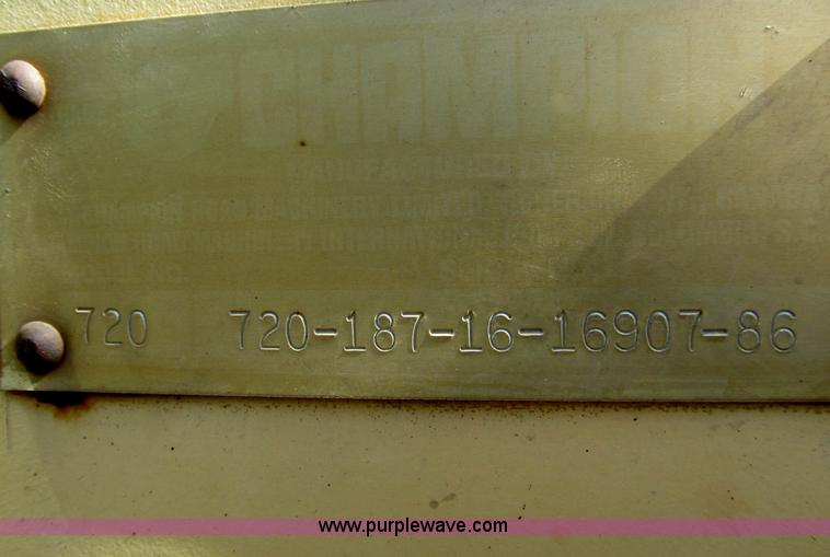 image for item F4654 1985 Champion 720 motor grader