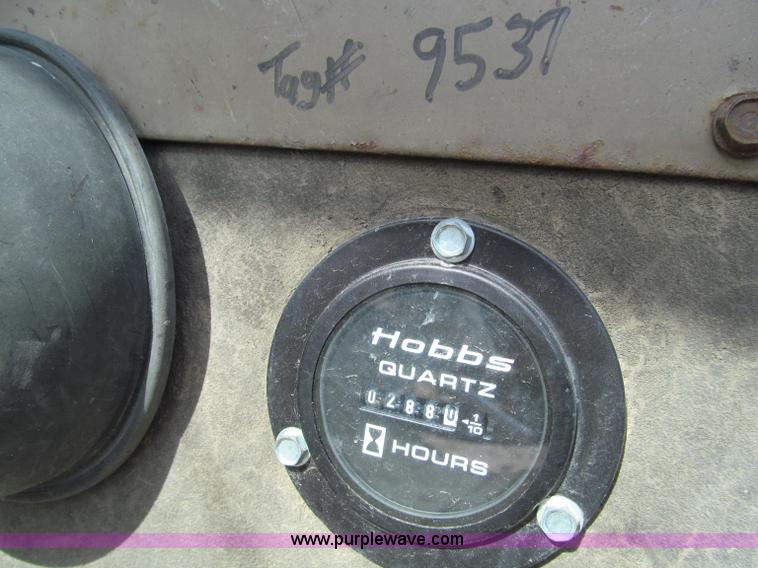 image for item F4654 1985 Champion 720 motor grader