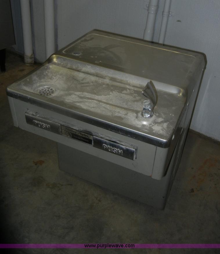 image for item O9558 Assorted restaurant equipment