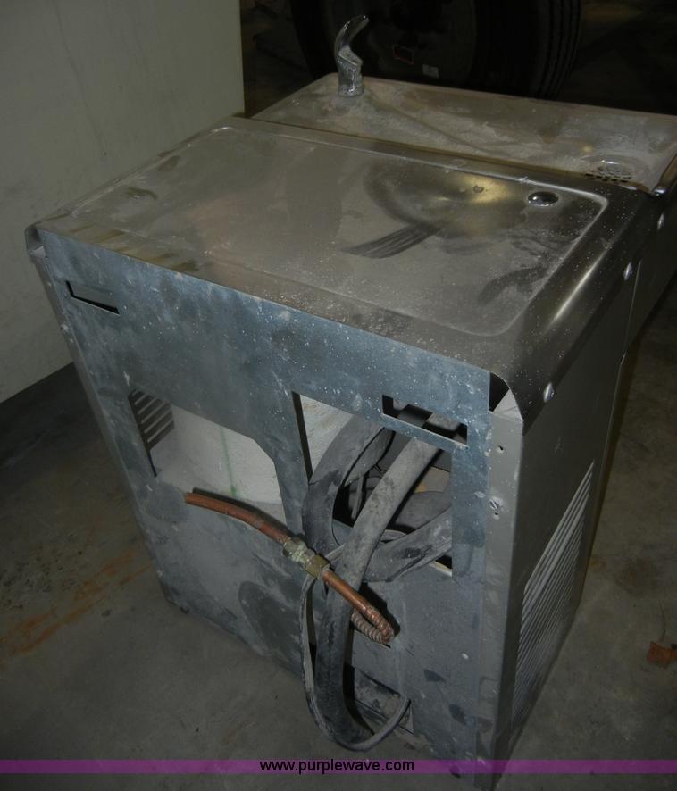 image for item O9558 Assorted restaurant equipment