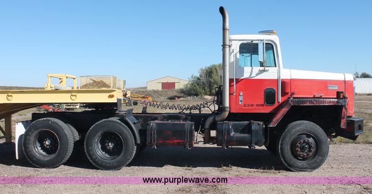 image for item C2868 1982 International Paystar 5000 semi truck